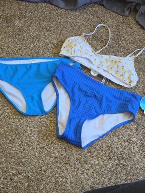 Blue Ribbed Bikini Bottoms & Floral Bikini Top.   All Size Medium.   Bundle
